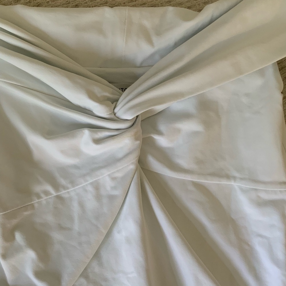 NWT Aritzia Contour Twist Off Shoulder White Top Babaton Blouse Going Out - Picture 6 of 8